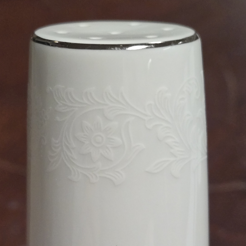 NWOT Vintage Crown Victoria Fine China Lovelace Set Of Salt & Pepper Shakers